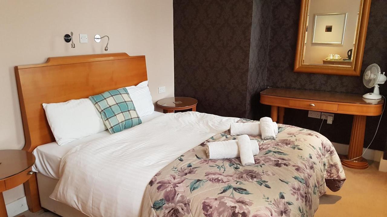 The Antelope At Upavon Hotel Bagian luar foto