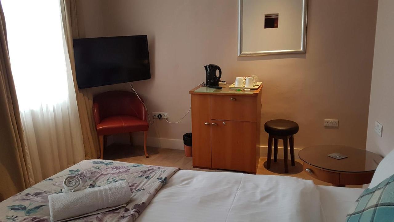 The Antelope At Upavon Hotel Bagian luar foto
