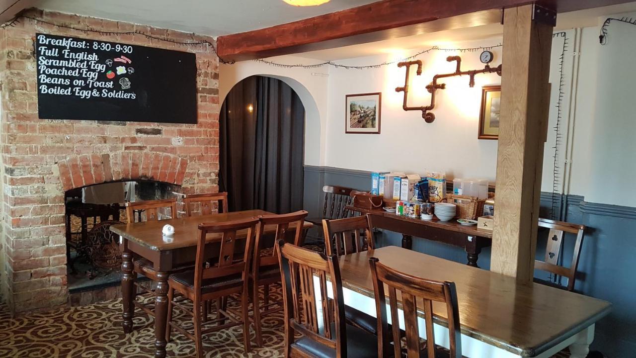 The Antelope At Upavon Hotel Bagian luar foto