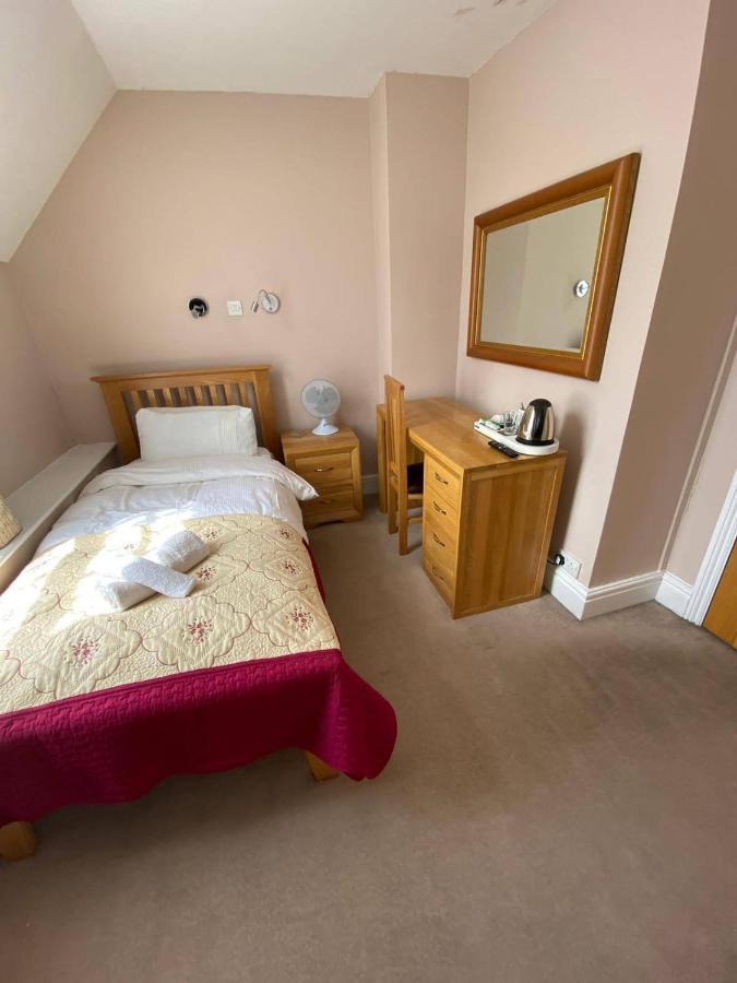 The Antelope At Upavon Hotel Bagian luar foto