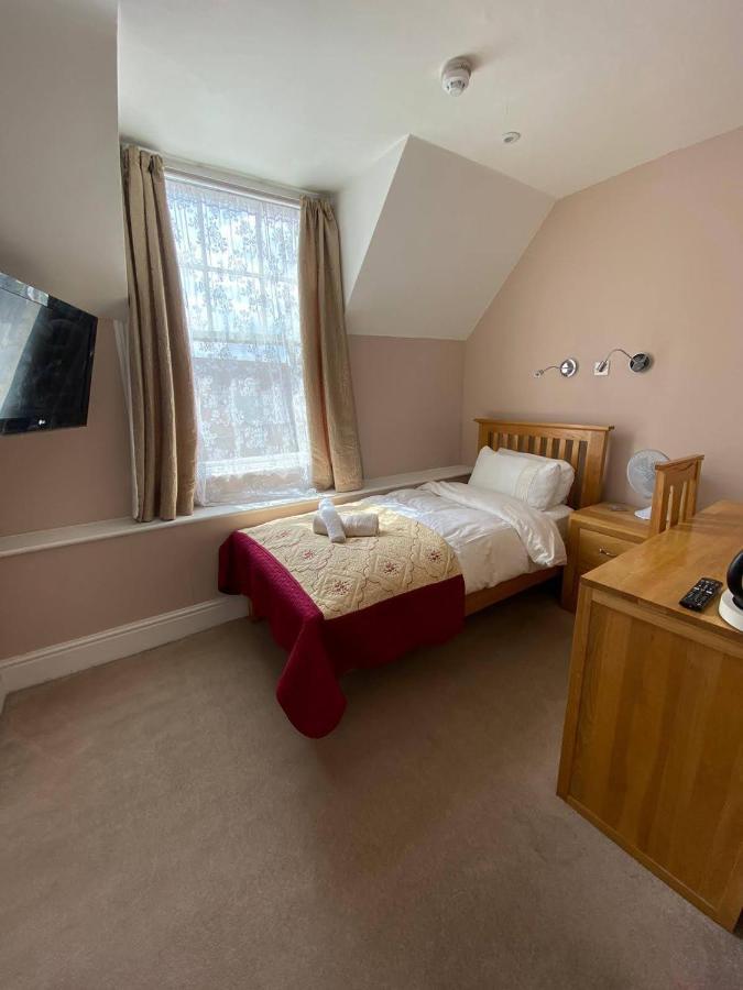 The Antelope At Upavon Hotel Bagian luar foto