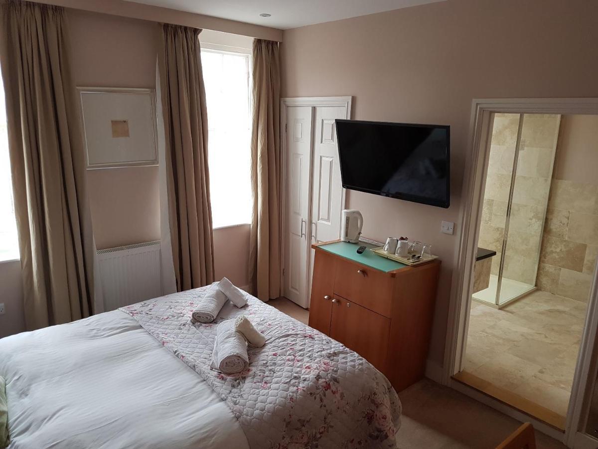The Antelope At Upavon Hotel Bagian luar foto