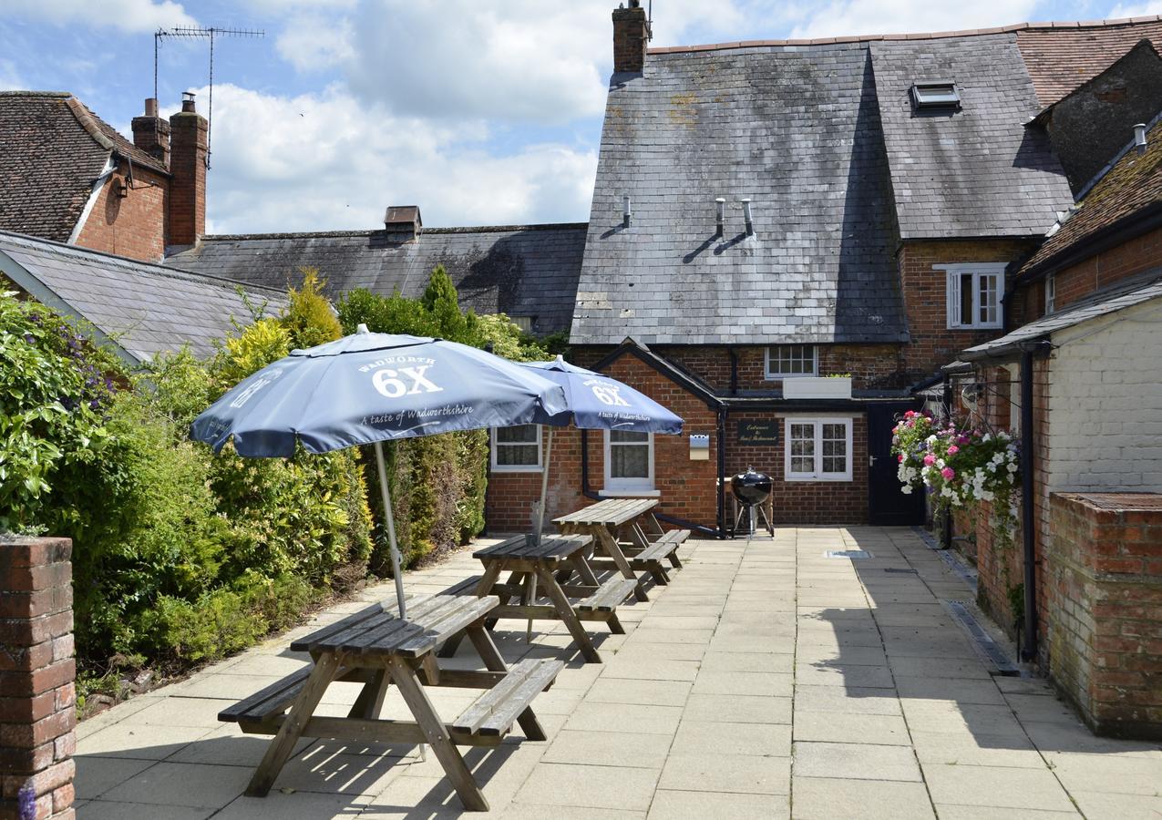 The Antelope At Upavon Hotel Bagian luar foto