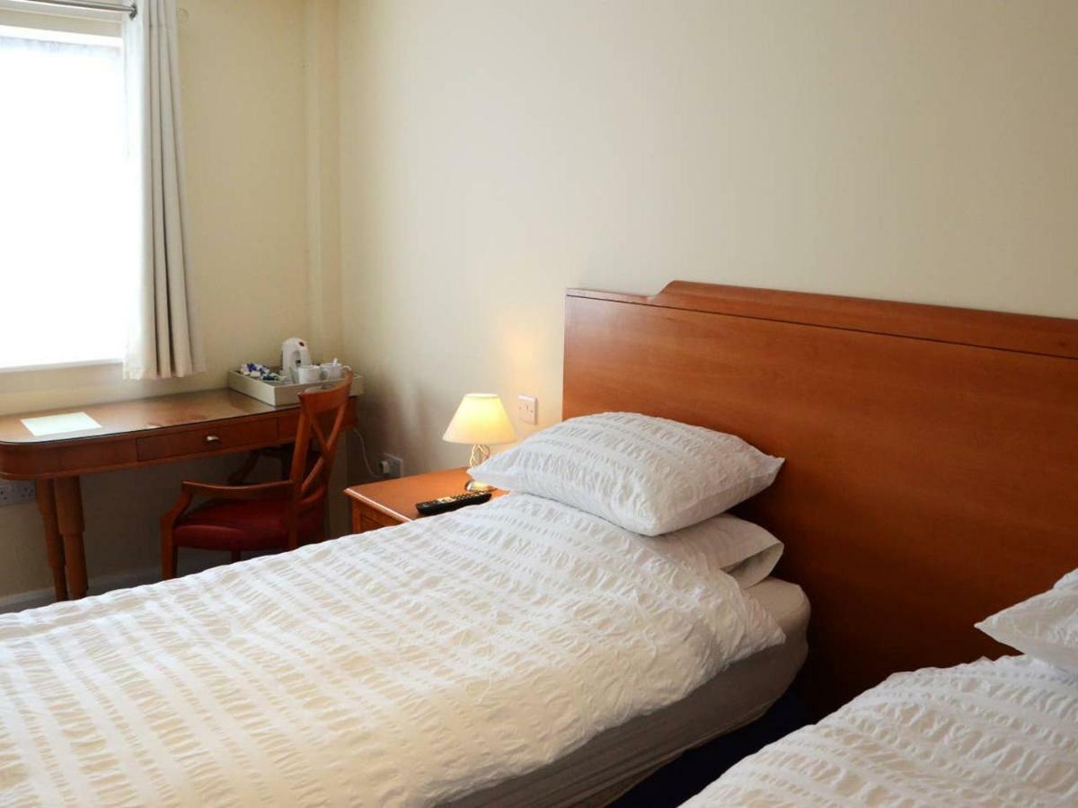 The Antelope At Upavon Hotel Bagian luar foto